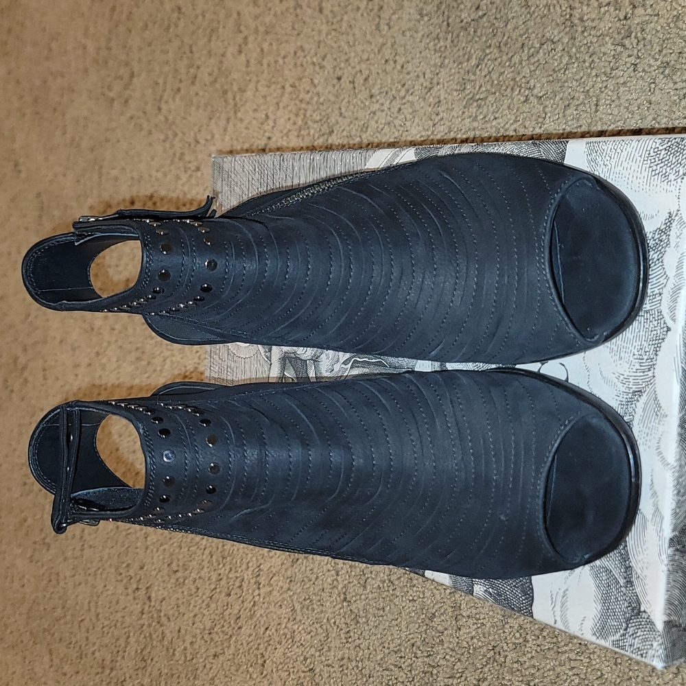 Great condition Paul Green womens Shoes. Worn once.